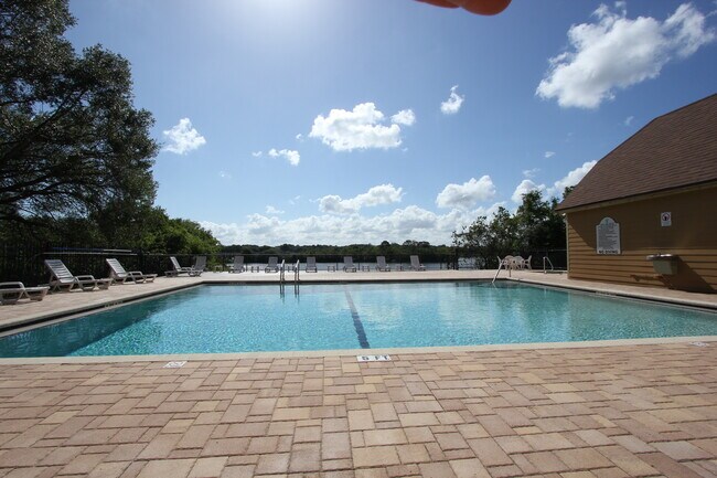 Building Photo - 2/1 Condo in Gated Lakefront Altamonte Com...