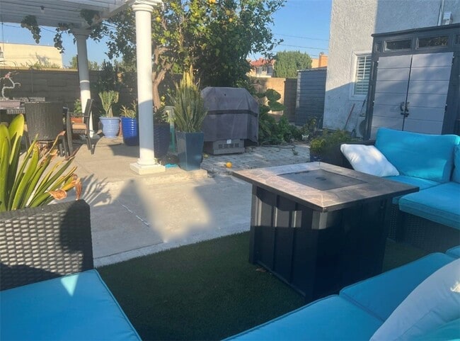Building Photo - 10485 La Sombra Ave
