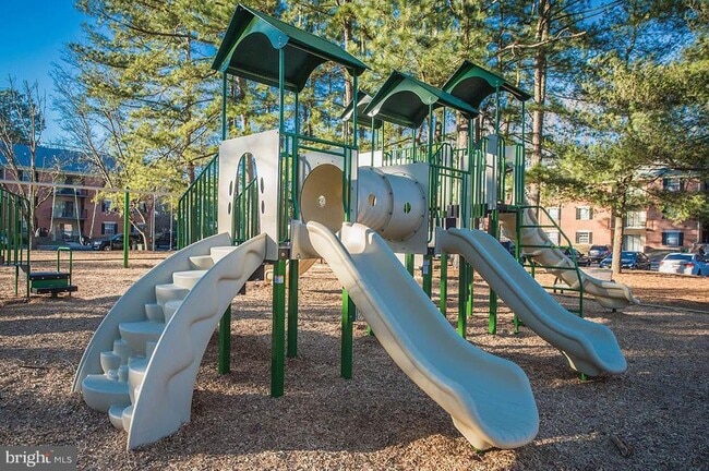 Building Photo - 804 College Ln