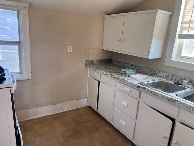 Building Photo - 815 E Railroad Ave