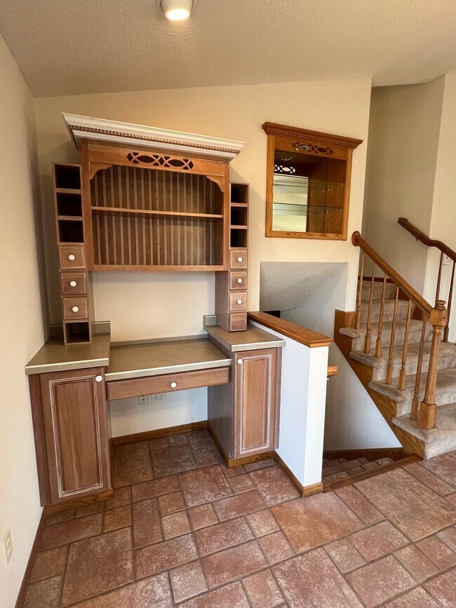 Building Photo - AVAILABLE NOW - 4 Bed, 3.5 Bath Home in He...
