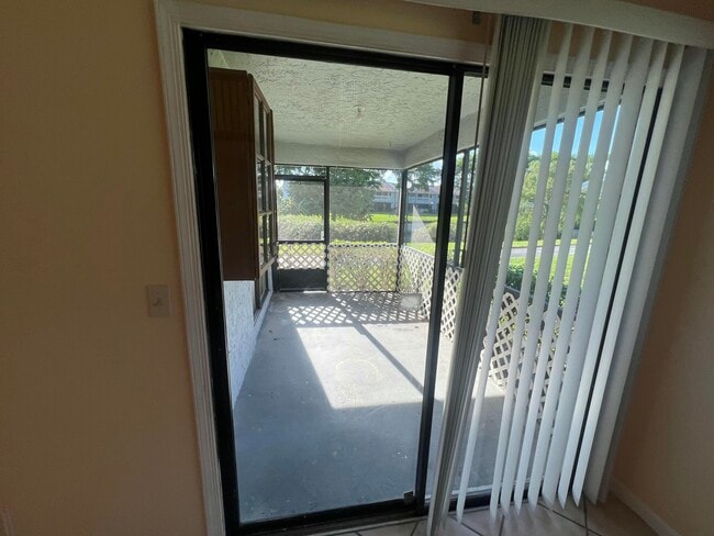 Building Photo - 1581 Woodbridge Lakes Cir
