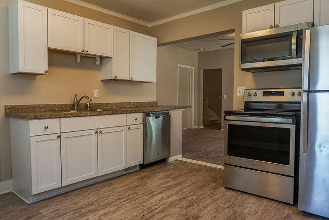 Building Photo - 5 Bedroom House Available!