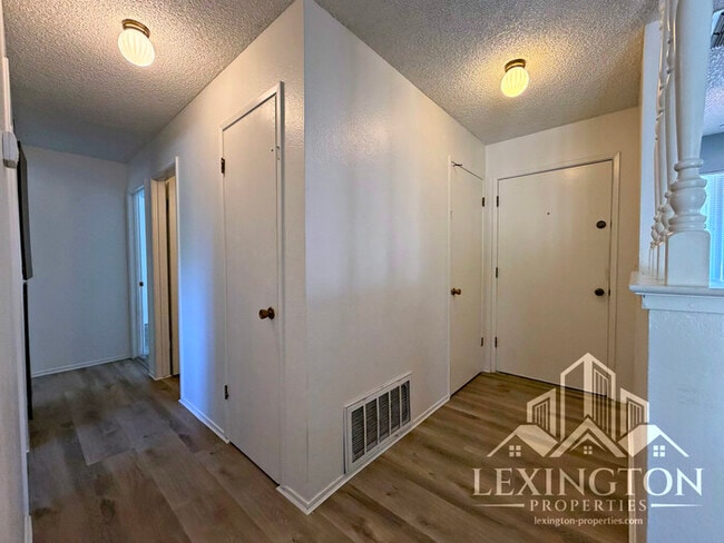 Building Photo - Lovely, 3BD/2BA, Home in Desirable Orangevale Neighborhood, Almond Acres, off Oak Ave. and Hickory!