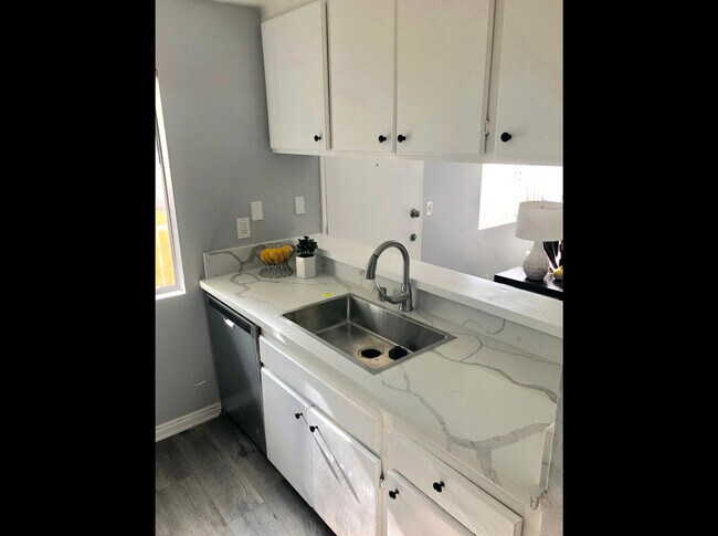 Building Photo - 2166 Chestnut Ave