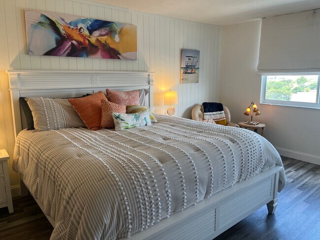 Building Photo - Furnished 2 Bedroom River view Condo!