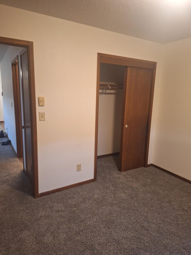 large bedroom closets - 3620 Farnham Dr