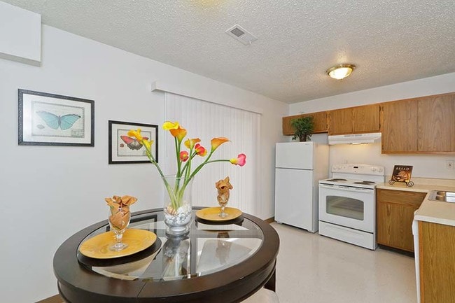 Building Photo - 2039 Essex Dr