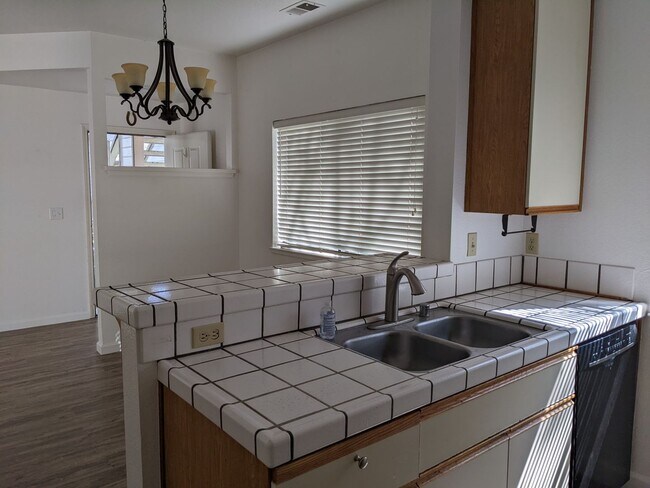Building Photo - Ground floor Condo with Garage