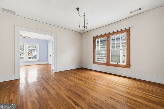 Building Photo - 114 E Maple St