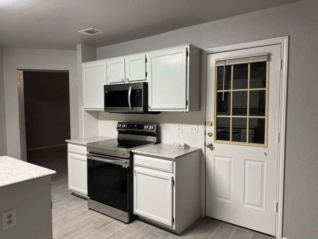 Building Photo - Remodeled 3 Bedroom Plus Bonus Room - Comi...