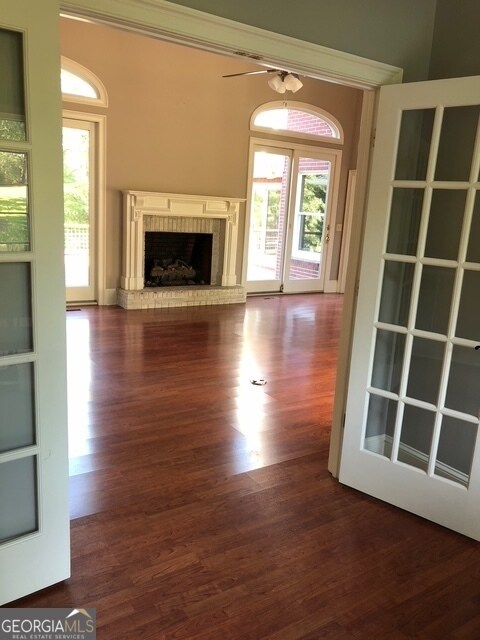 Building Photo - 124 Sunny Point Cir