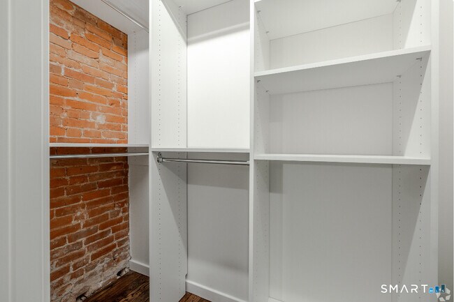 Building Photo - 424 Main St