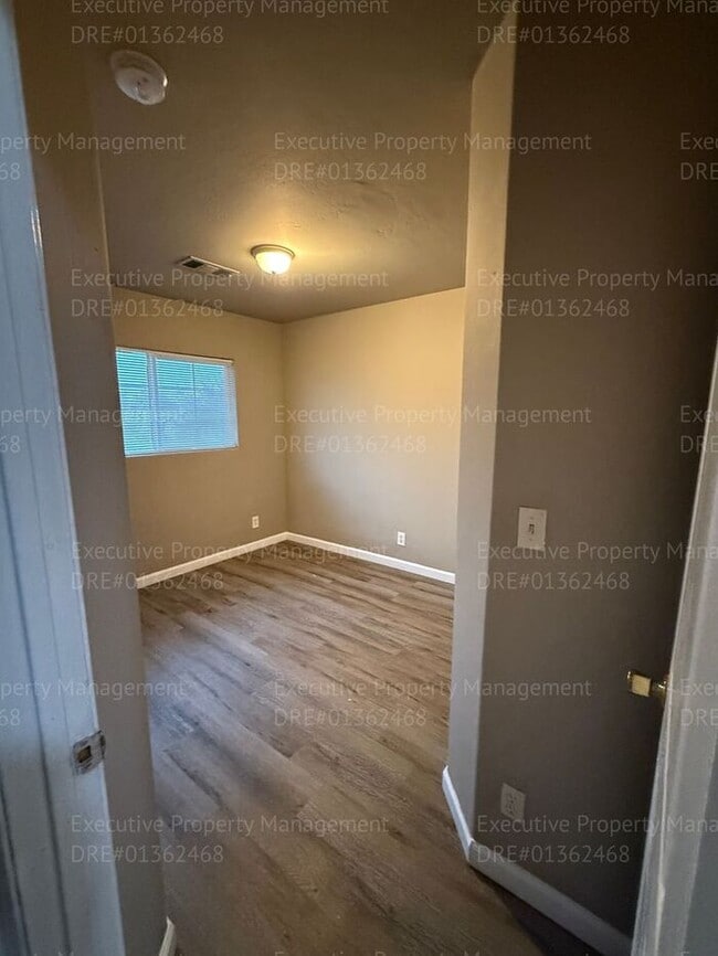 Building Photo - Spacious 3 bedroom, 2.5 bathroom townhome....
