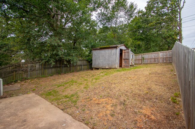 Building Photo - Midtown Living with Modern Conveniences – Prime Little Rock Location!