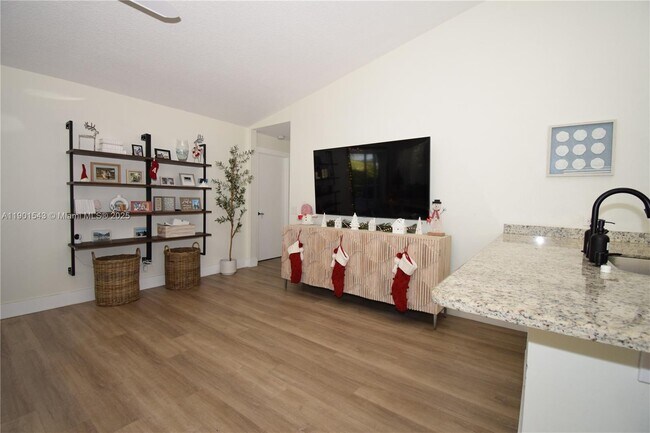Building Photo - 794 San Remo Dr