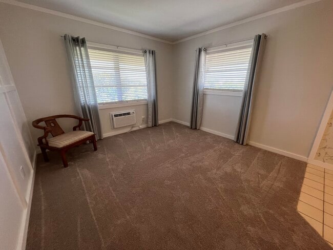 Building Photo - 1050 E Sample Rd