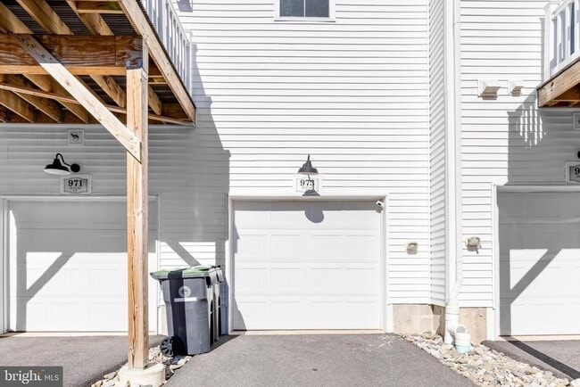 Building Photo - 973 Skylar Ct.