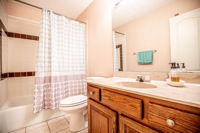 Building Photo - 3 Bedroom 2 Bathroom