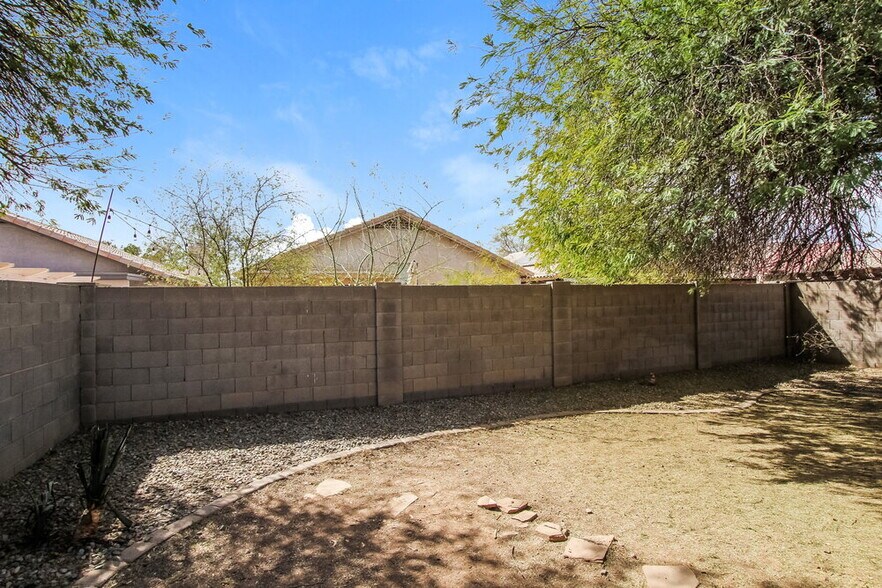 Building Photo - 8667 W Palm Ln