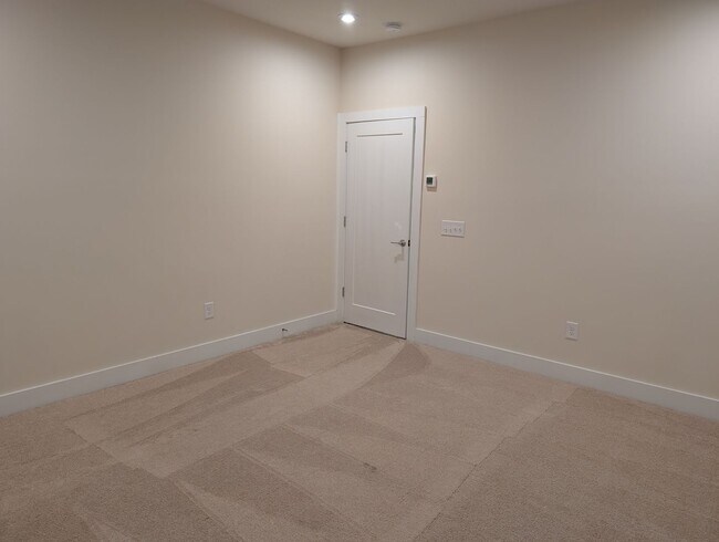 Building Photo - Georgeous townhome located in the Central ...