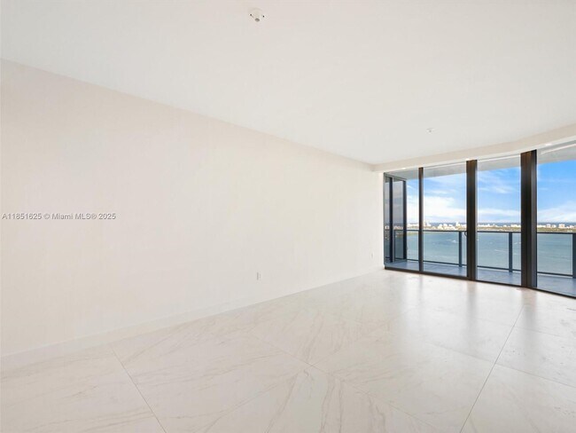 Building Photo - 700 NE 24th St