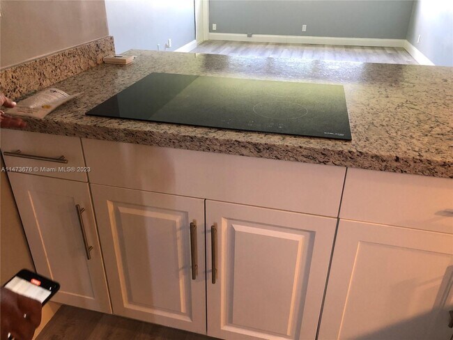 Building Photo - 2200 Park Ln