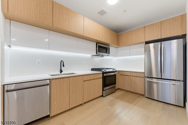 Building Photo - 649 38th St