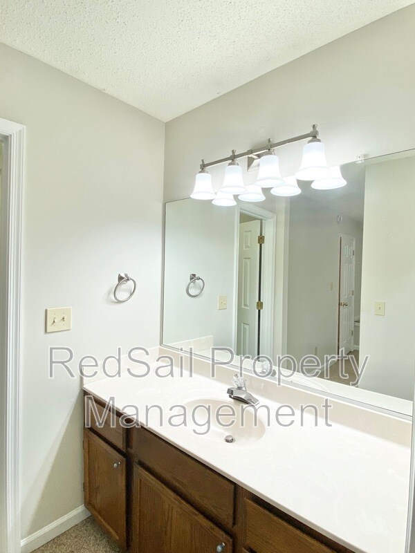 Building Photo - 110 Souverain Landing