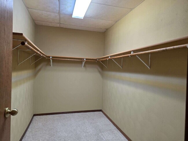 Building Photo - Multi generational Home New London