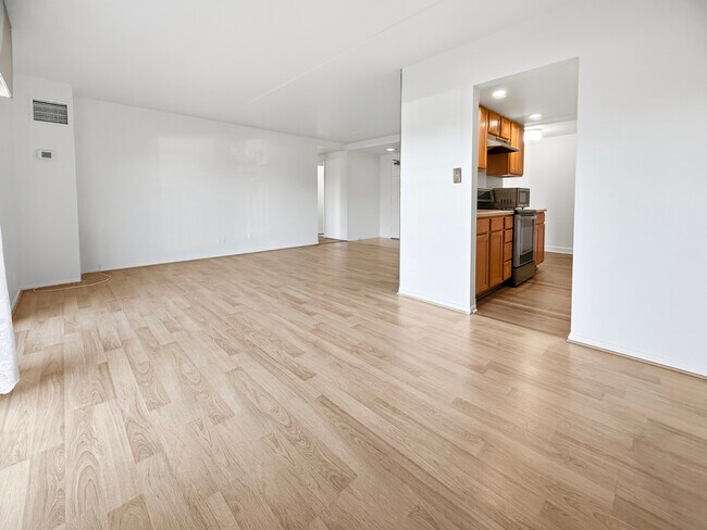 Building Photo - 6340 Americana Dr