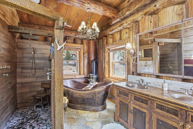 Building Photo - 2BR, 2BTH Executive Log Cabin Living Overlooking Carlin Bay on Lake Coeur d'Alene