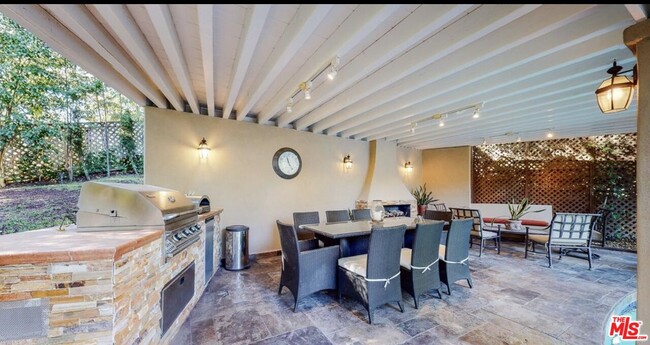 Building Photo - 898 N Bundy Dr