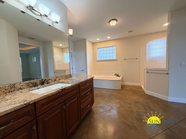 Building Photo - 249 Beachview Dr NE