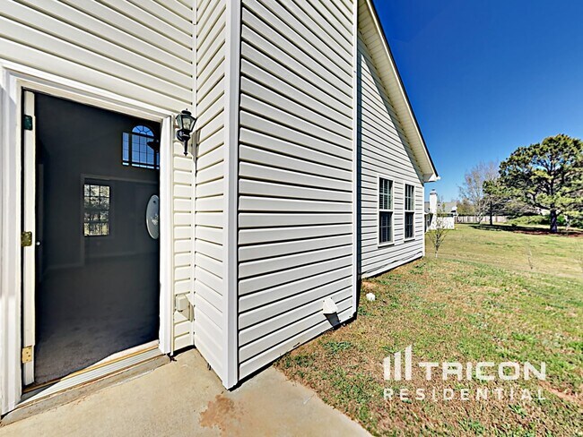 Building Photo - 2051 Meadowglen Ln