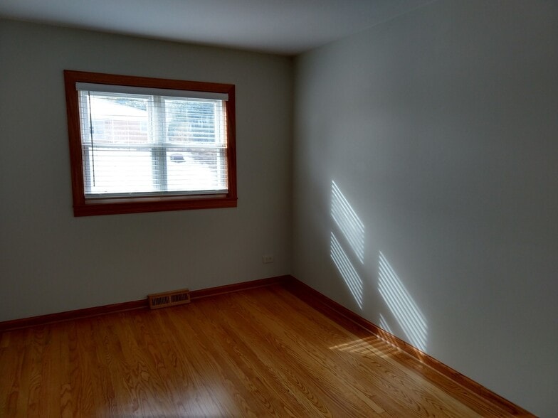 Building Photo - 1343 Woodview Ln