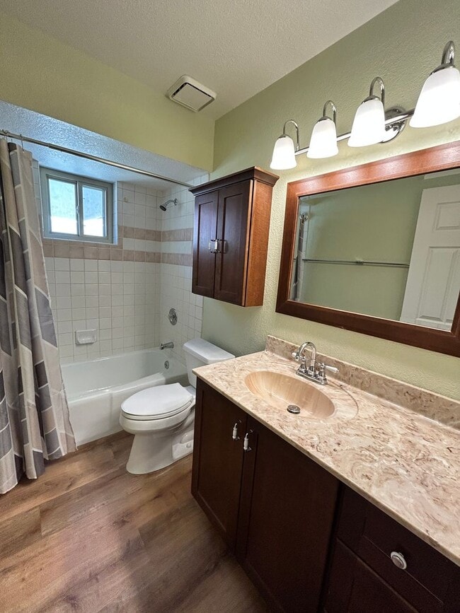 Building Photo - Unfurnished Home!