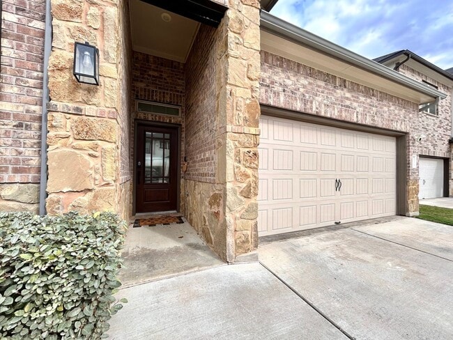 Building Photo - Spacious & Beautiful 3/BR 2/BA Two-Level Home with Garage & Fenced Yard