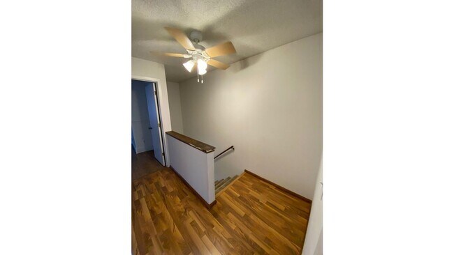 Building Photo - Spacious 3 - Bedroom Townhome with Modern ...
