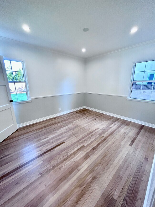 Building Photo - 7530 S Westlawn Ave