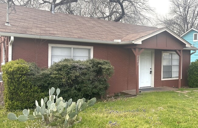 Primary Photo - 2209 Bolivar St