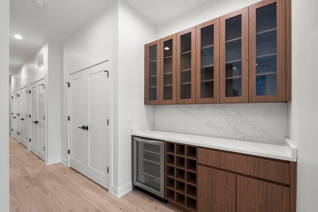 Building Photo - 428 E 50th Pl