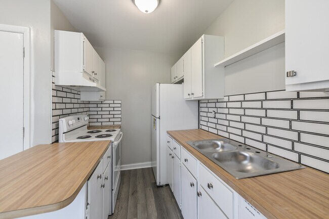 Building Photo - 9275 Brookside Dr