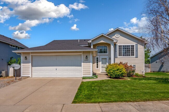 Primary Photo - 5 bed 3 bath split level near State Line