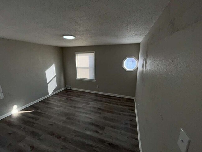 Building Photo - Spacious 3-Bedroom Colonial