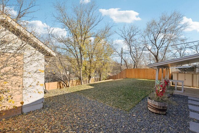 Building Photo - 4 Bed Beauty on West Side!