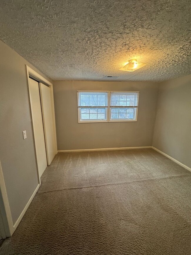 Building Photo - 3 bedroom 1 bathroom house