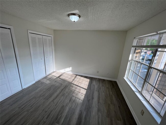 Building Photo - 4200 Thornbriar Ln