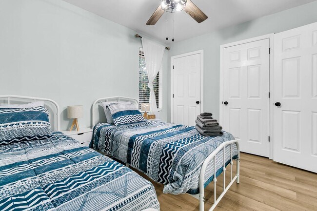 Building Photo - Fully Renovated 2 Bedroom Townhome in a Co...