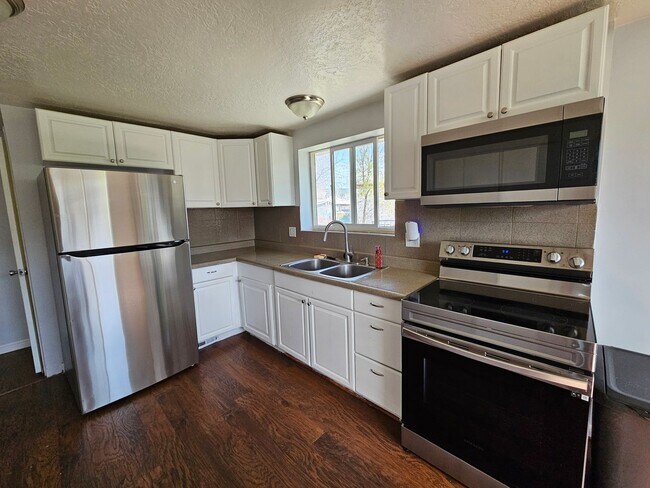 Building Photo - Beautiful 5 Bedroom home in Great Layton Location!